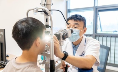暑假收尾青少年視力告急，開學(xué)季眼科迎“配鏡熱、摘鏡潮”